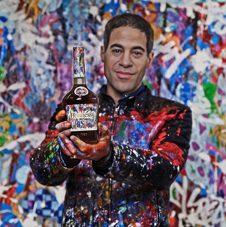 El artista grafitero Joone muestra su botella de Cognac Hennessy