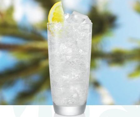 coctel malibu tonic