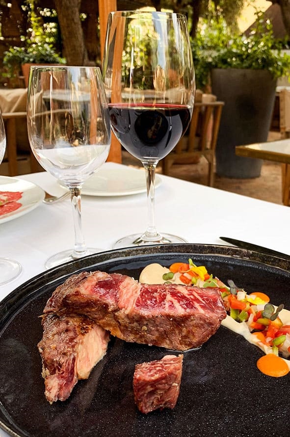 Chuletón, carpaccio, tomahawk, cachopo (con sobrasada y queso), strogonoff, paella de tataki… ¡e incluso en postre! Mil maneras de degustar la Vedella Vermella –emblema cárnico de la isla– justifican por sí mismas una escapada a Menorca en un ‘veroño’ que alarga la temporada estival gracias a su climatología… y a su tentadora oferta culinaria. Trece restaurantes de seis municipios –Ciutadella, Maó, Es Mercadal, Ferreries, Sant Lluís y Sant Climent– proponen menús especiales con entrantes y platos principales basados en esta sabrosa ternera roja autóctona.