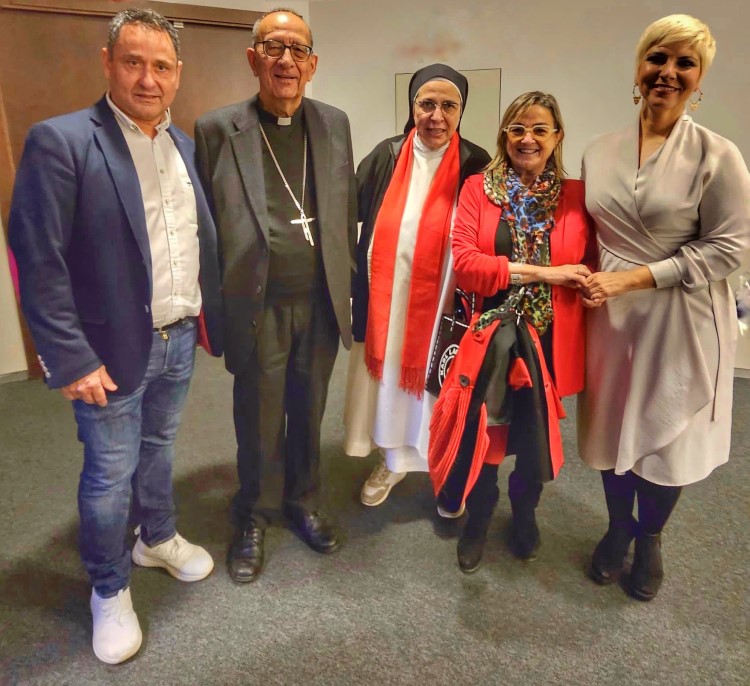 Enrique Tomás, el cardenal Juan Jose Omella, Sor Lucía Caram, Gemma Torelló y Pasión Vega.