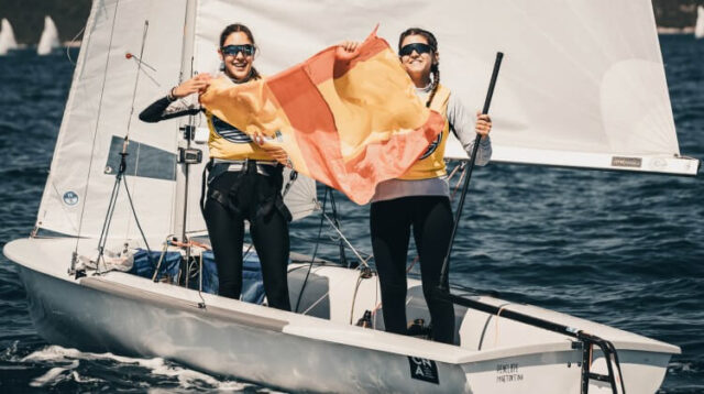 Neus Fernández Darder y Martina Gomila Darder, del Club Náutico Arenal, campeonas del mundo