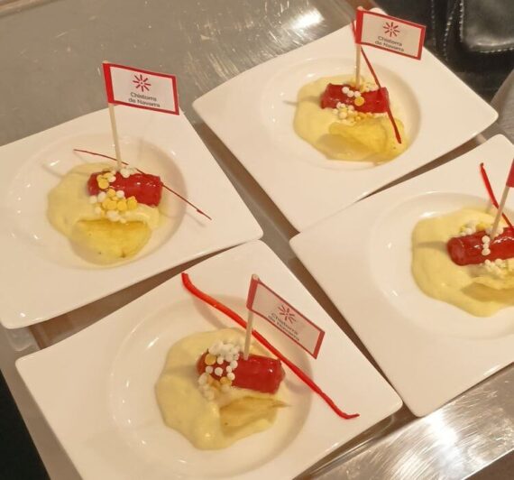 Espuma de huevo frito y patata, chistorra, perlitas de huevo