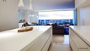 Novedades en encimeras super blancas: Silestone Iconic White y Blanco Zeus de Cosentino