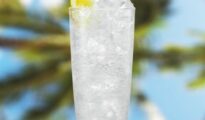 coctel malibu tonic