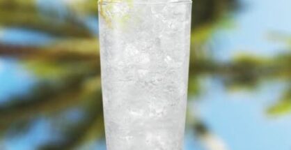coctel malibu tonic