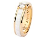 Anillo de oro rosa con cerámica blanca y diamante talla brillante de Rabat