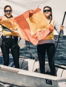 Neus Fernández Darder y Martina Gomila Darder, del Club Náutico Arenal, campeonas del mundo