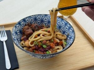 Kasa Hanaka Udon de Butifarra con 'seques' (alubias)