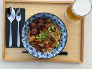 Kasa Hanaka Udon en sopa de ajetes, tomillo y girgolas